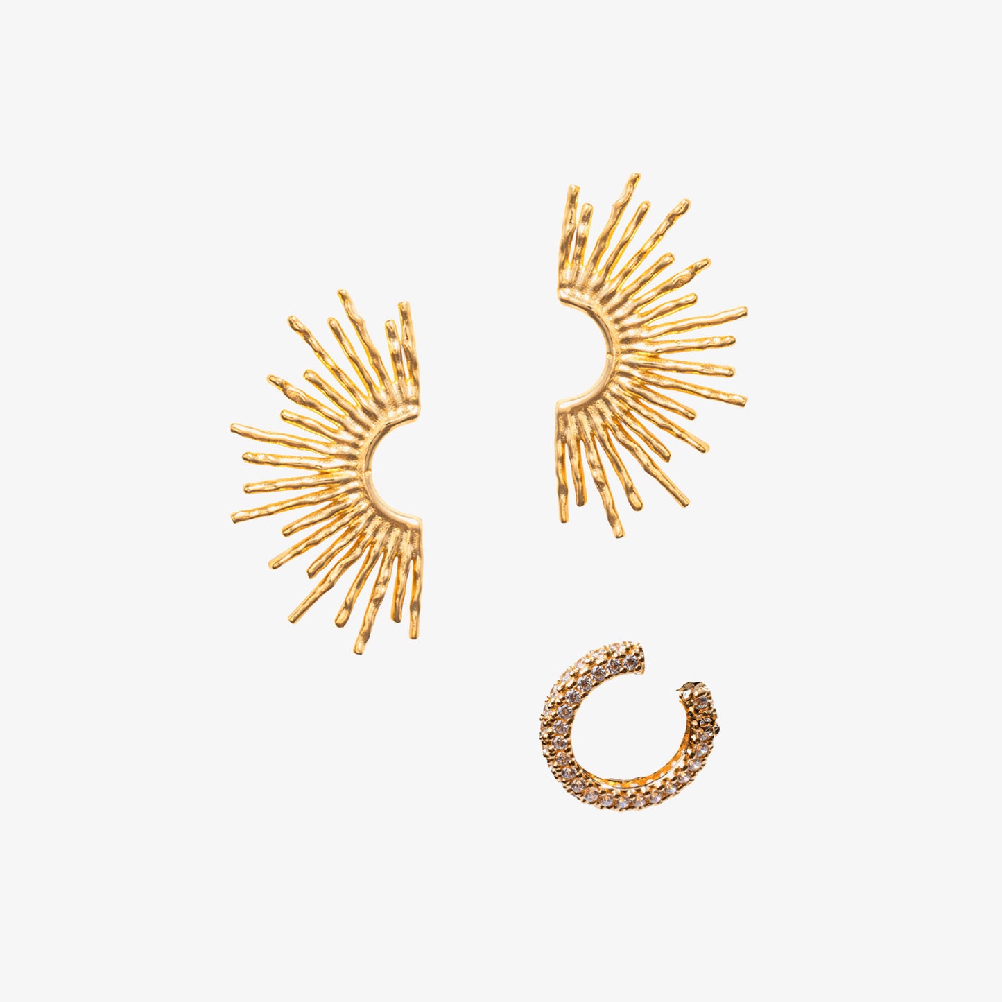 Eleganti orecchini Lumia e Earcuff Nova di Malira in oro 18k, realizzati in argento sterling riciclato, perfetti per aggiungere un tocco radiante al tuo stile.