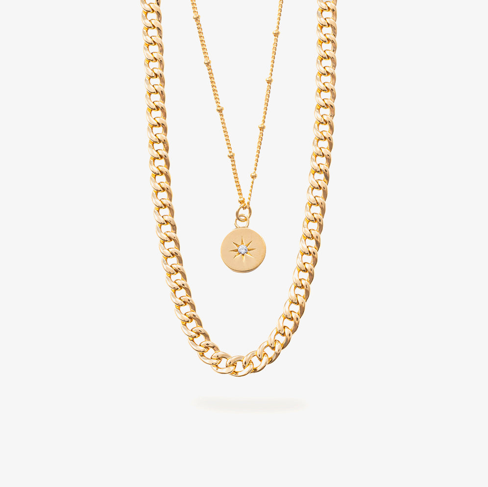 Choker Helios Oro e collana Stilla Oro di Malira, un set di gioielli eleganti in argento sterling 925 con finitura in oro 18k, perfetto per occasioni speciali.