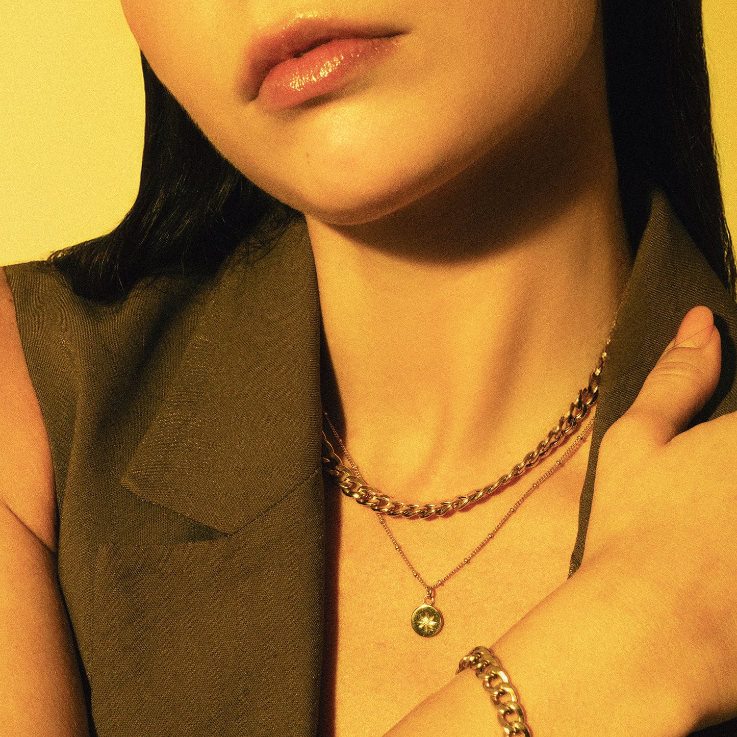 Choker Helios Oro e collana Stilla Oro di Malira, set di gioielli con cristalli cubic zirconia bianchi, ideale per un layering dorato luminoso e sofisticato.