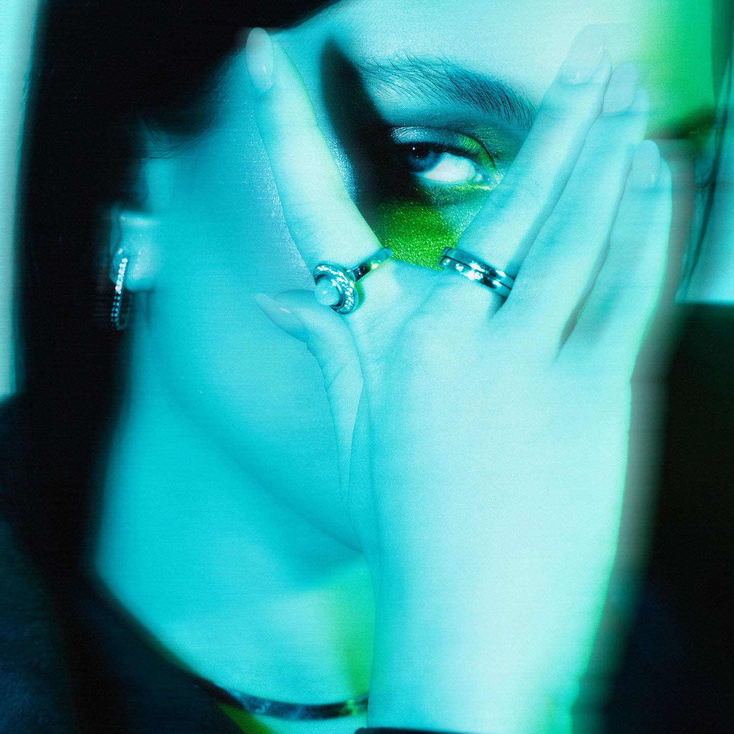 Design raffinato degli anelli Satellite Argento di Malira, caratterizzati da linee essenziali e un finish in Rodio lussuoso.