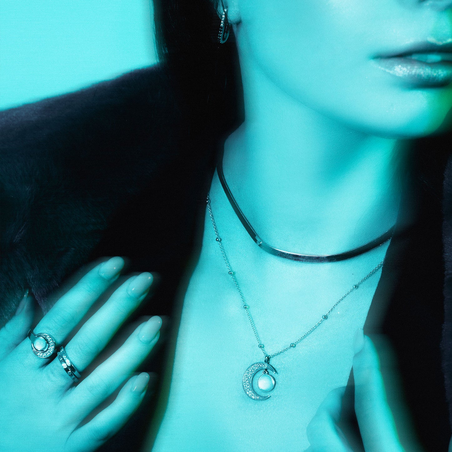 Dettaglio della collana Selene e Choker Rhea di Malira con pietra luna e cristalli borchiati.