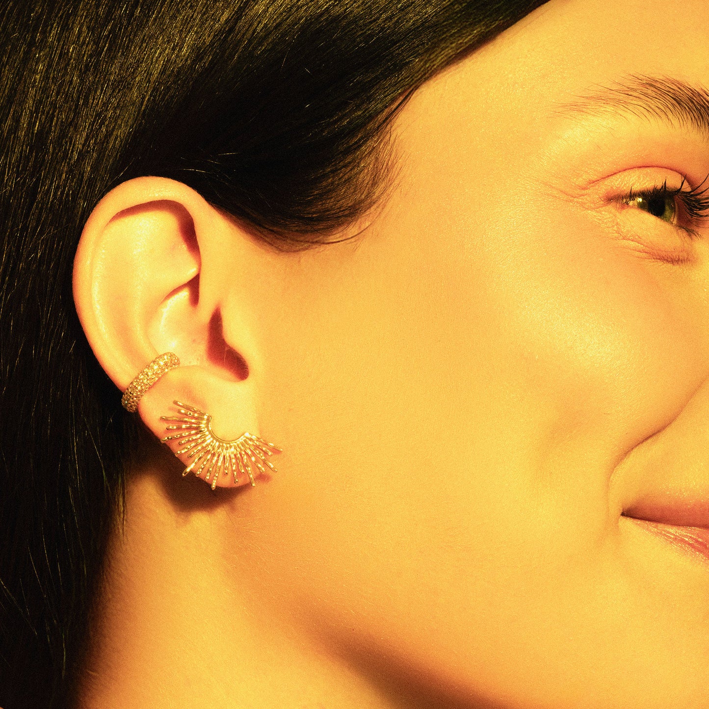 Orecchini Lumia Oro e Earcuff Nova Oro di Malira, un design elegante che aggiunge un tocco luminoso al viso.